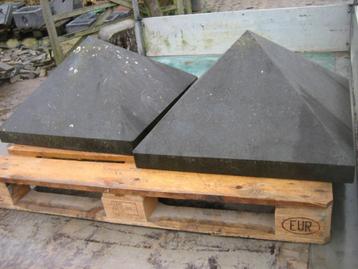 mooi koppel oude arduinen piramide dekstenen, Enlèvement