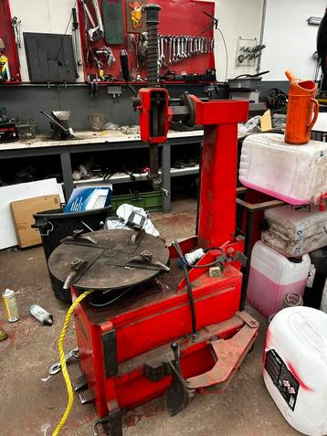 Machine a pneus beschikbaar voor biedingen