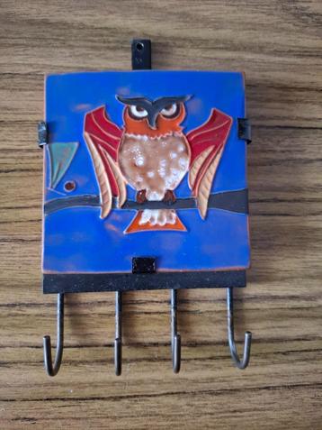 Uil sleutelhouder beschikbaar voor biedingen