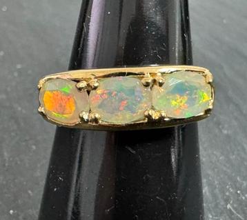 Geelvergulde ring van sterling zilver met 3 echte opalen beschikbaar voor biedingen