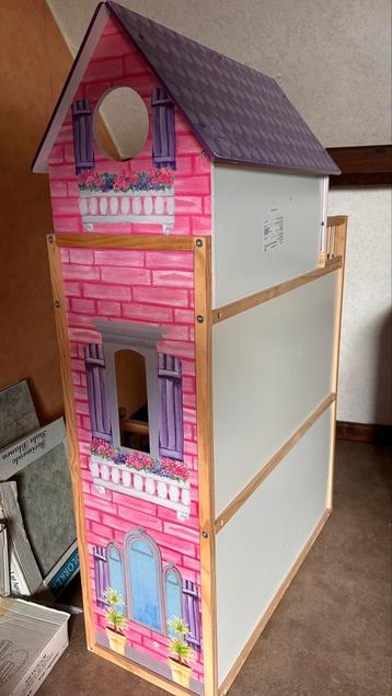 Houten poppenhuis beschikbaar voor biedingen