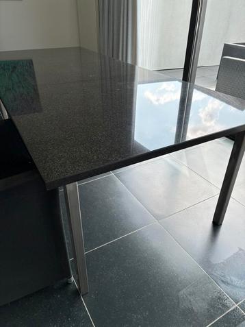 Granieten terrastafel met bijpassende stoelen beschikbaar voor biedingen