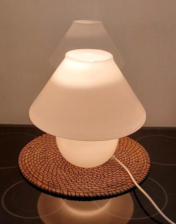 Vintage space-age melkglas mushroom tafellamp beschikbaar voor biedingen