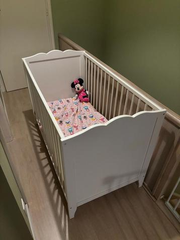 Mooi baby bedje met matras in goede staat beschikbaar voor biedingen