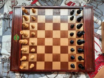 Jeu d'échecs et dames  disponible aux enchères