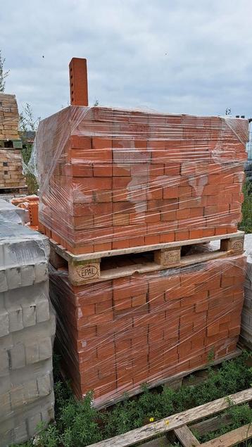 Gevelstenen (rood) beschikbaar voor biedingen