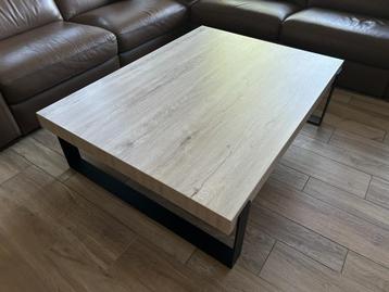Salontafel met zwarte metalen poten in perfecte staat. beschikbaar voor biedingen