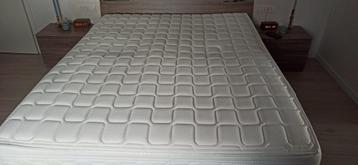 Matras 180x200 cm met veren en verkoelende gel-toplaag beschikbaar voor biedingen