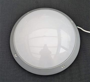 Plafondlamp disponible aux enchères