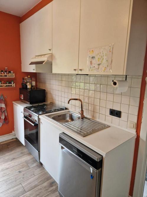Witte keuken met een mooi groot eiland, kastje en krukken., Huis en Inrichting, Keuken | Complete keukens, Gebruikt, Wit, Ophalen