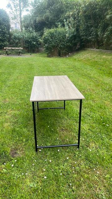 Bijge tafel je kan het gebruiken in je tuin of in je lieving beschikbaar voor biedingen