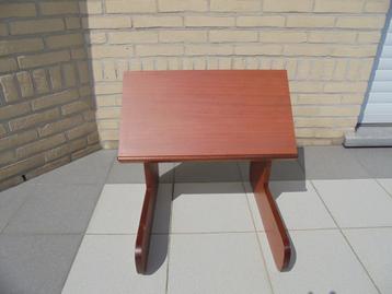 Houten hulptafeltje voor allerlei doeleinden beschikbaar voor biedingen