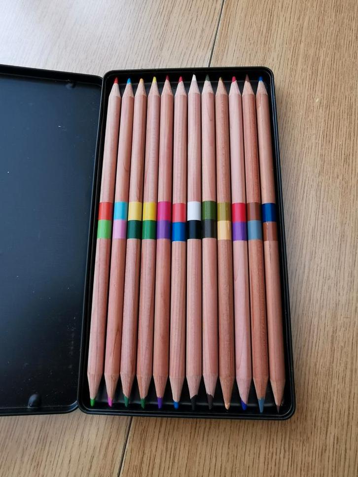 Kleurpotloden in metalen doos Magritte 24 kleuren., Hobby en Vrije tijd, Tekenen, Zo goed als nieuw, Potlood of Stift, Ophalen of Verzenden