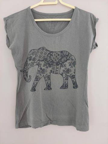 Kakigroen T-shirt beschikbaar voor biedingen