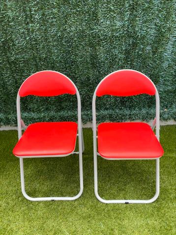 Set van 2 rode klapstoelen beschikbaar voor biedingen