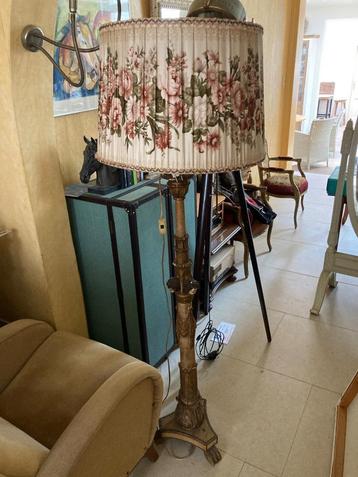 Prachtig grote staande lamp beschikbaar voor biedingen