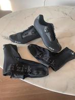 Fizik fietsschoenen maat 44 + overschoenen, Fietsen en Brommers, Fietsaccessoires | Fietskleding, Ophalen of Verzenden, Zo goed als nieuw