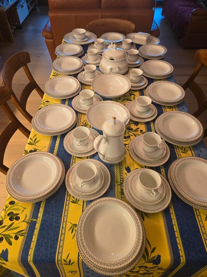 Prachtige vintage eet en koffie servies in porselein anno 70, Antiek en Kunst, Antiek | Servies compleet, Ophalen of Verzenden