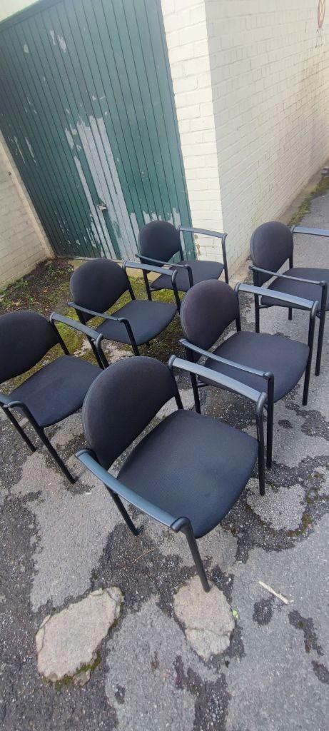 Ensemble de 6 chaises de réunion et un table verr, Maison & Meubles, Chaises, Utilisé, Une, Métal, Tissus, Noir, Enlèvement ou Envoi