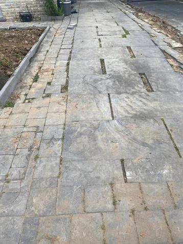 Straatstenen en platen om te doneren beschikbaar voor biedingen