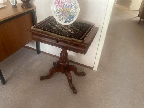 Klein mahonie bijzettafeltje op gedraaide klauwpoten., Huis en Inrichting, Tafels | Sidetables, Zo goed als nieuw, Overige houtsoorten