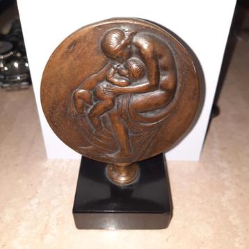 Bronzen  plaatje met vrouw en kind . Op marmeren sokkel . beschikbaar voor biedingen