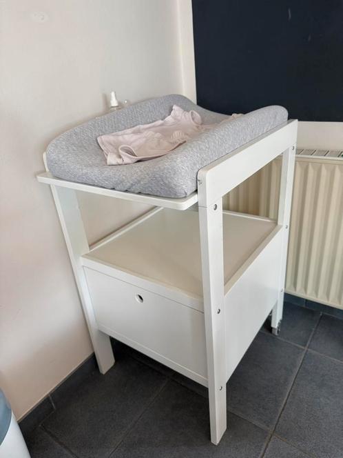 Mooie handige verzorgingstafel + gratis kussen, Kinderen en Baby's, Kinderkamer | Commodes en Kasten, Gebruikt, Kast, Ophalen