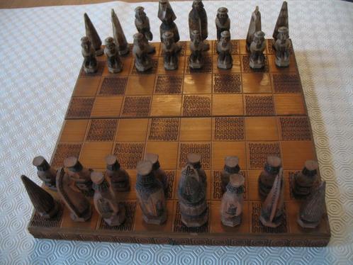 Schaakbord, handgesneden figuren, Hobby en Vrije tijd, Gezelschapsspellen | Bordspellen, Ophalen of Verzenden