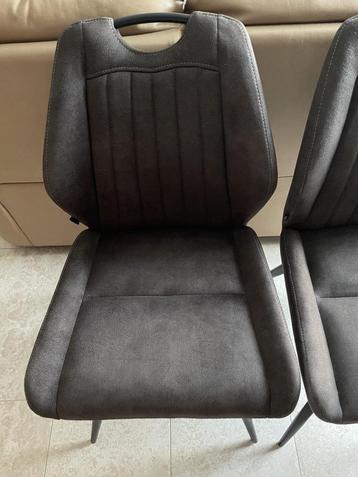Stoelen twee stuks. beschikbaar voor biedingen