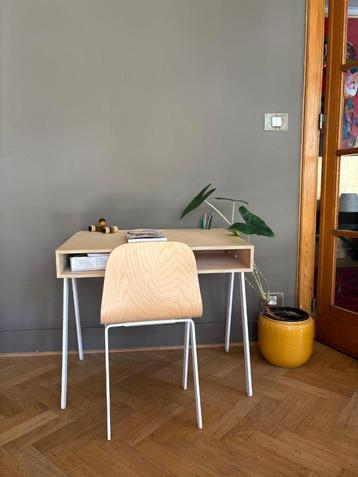 Bureau et chaise enfant maternelle / debut primaire beschikbaar voor biedingen
