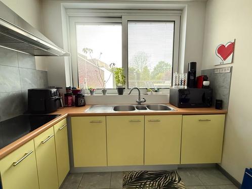 Keuken: gratis af te halen. Reeds gedemonteerd, Huis en Inrichting, Keuken | Complete keukens, Gebruikt, Hoekkeuken, Geel, Hout