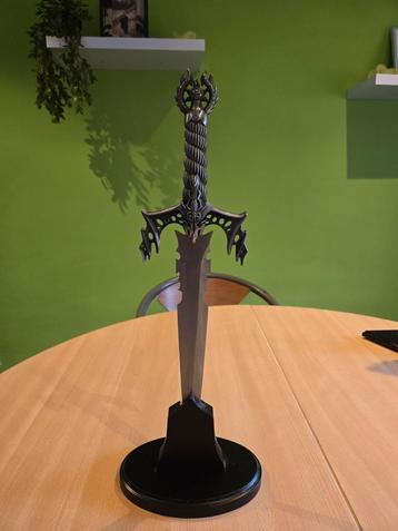 Decoratief fantasyzwaard op voet – gotisch ontwerp beschikbaar voor biedingen