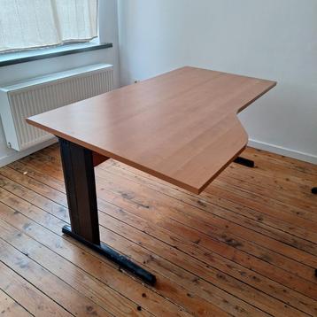 Groot stevig bureau beschikbaar voor biedingen