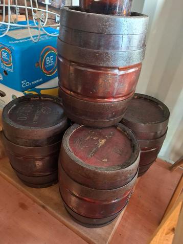 Krukjes vd tuin met Eikenhouten antieke biervaten! EYECATHER beschikbaar voor biedingen