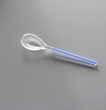 Vintage glazen koffielepel uit de jaren 60 met blauwe draden beschikbaar voor biedingen