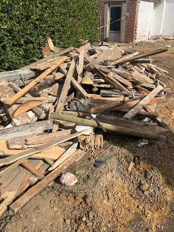 Balken en brandhout - gratis  beschikbaar voor biedingen
