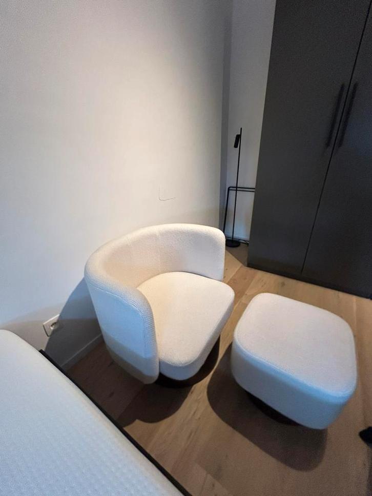 Zetel met poef – bouclé crème – moderne lounge chair, Huis en Inrichting, Fauteuils, Zo goed als nieuw, Hout, Ophalen