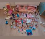 Lot barbies en accessoires, Kinderen en Baby's, Speelgoed | Poppen, Ophalen of Verzenden