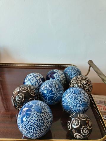 Blauw-witte Chinese porseleinen tapijtballen beschikbaar voor biedingen