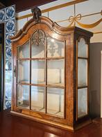 Klassiek houten vitrinekastje (antiek), Ophalen