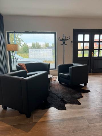 3 meubels stukken in nieuwe staat beschikbaar voor biedingen