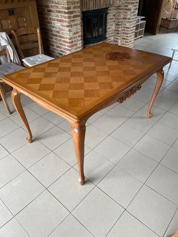 Antieke eettafel uitschuifbaar beschikbaar voor biedingen