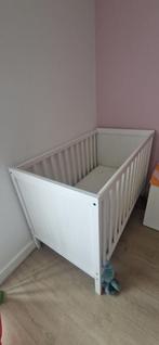 Babybed, Kinderen en Baby's, Kinderkamer | Bedden, Ophalen, Zo goed als nieuw, Minder dan 140 cm, Matras