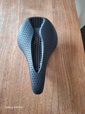 Carbone zadel beschikbaar voor biedingen