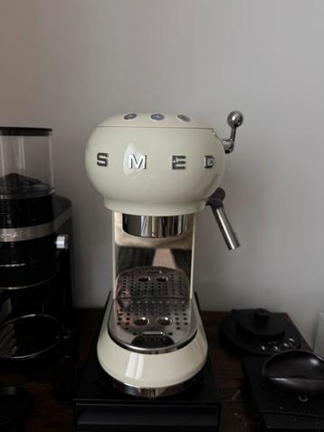SMEG koffiemachine ECF01 beschikbaar voor biedingen