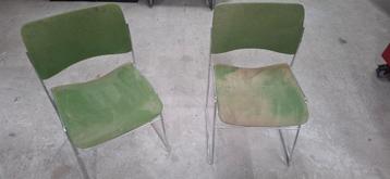 2 mooie retro stoelen .  beschikbaar voor biedingen