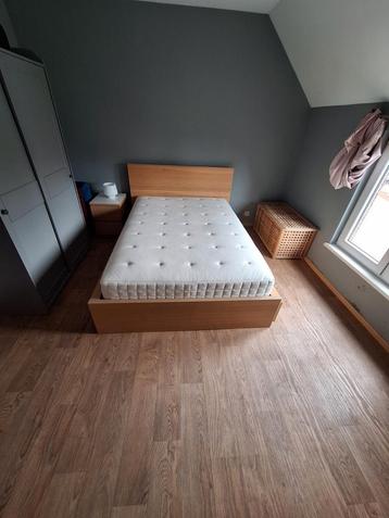 Bed + matras + dressoir + nachtlampje beschikbaar voor biedingen