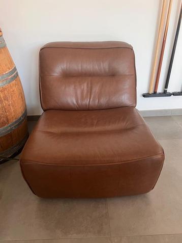 Fauteuil et bergère en cuir brun beschikbaar voor biedingen
