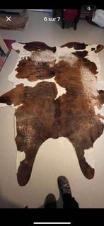 Peau de vache Tapi 1.80m en bel état couleur brun blanc, Enlèvement, Blanc