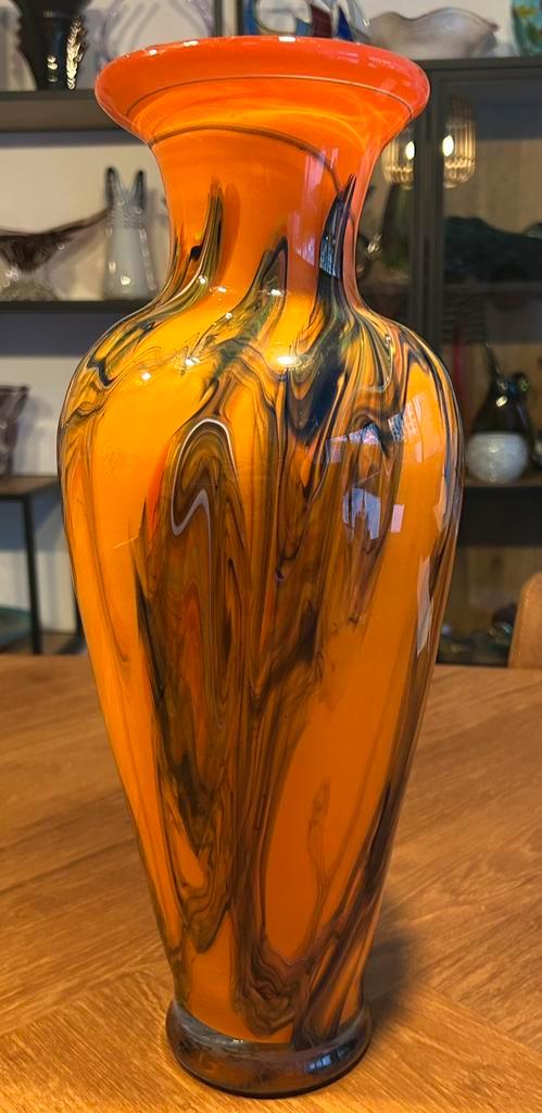 Hoge oranje gemarmerde glazen vaas murano stijl, Antiek en Kunst, Antiek | Glaswerk en Kristal, Ophalen of Verzenden